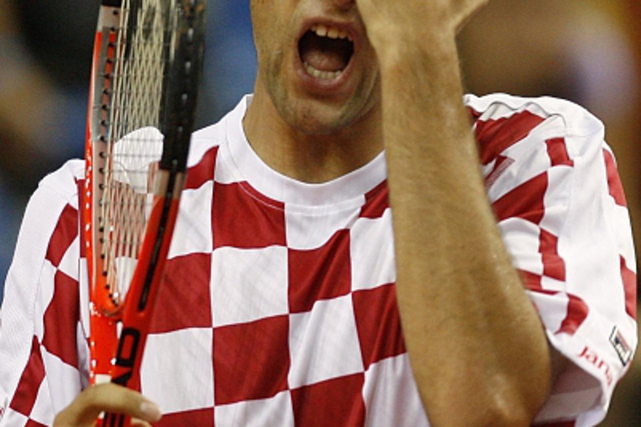 'Marin Cilic of Croatia reacts during his Davis Cup semi-final match against Tomas Berdych of the Czech Republic in Croatia\'s northern Adriatic town of Porec, September 18, 2009.   REUTERS/Nikola Sol