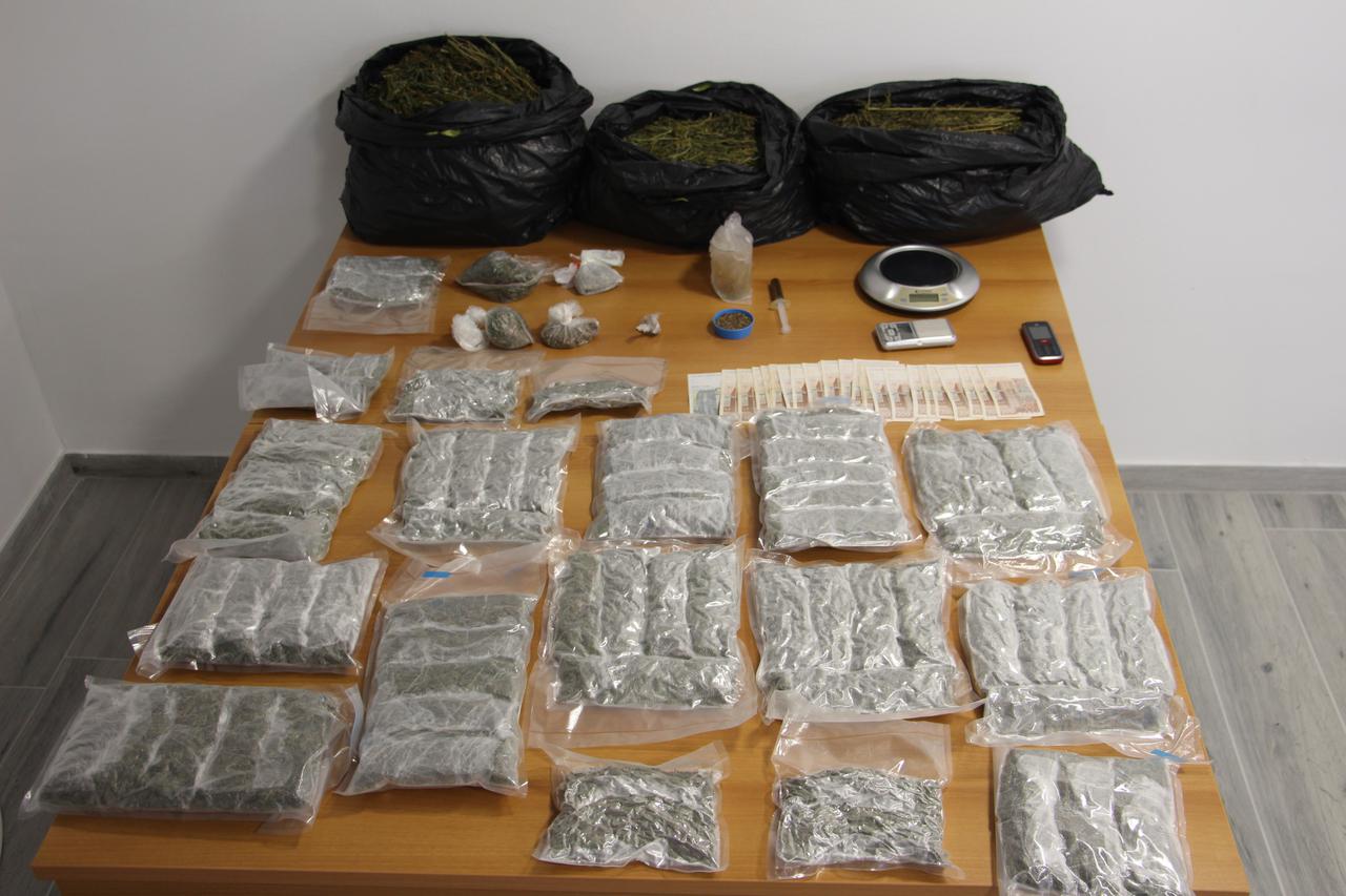 Policija našla 6,8 kg marihuane i oružje