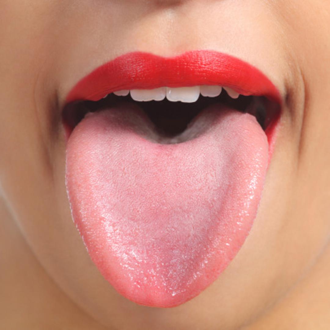 Pogledom na jezik možemo otkriti neke probleme sa zdravljem. Osim neugodnog zadaha, koji može biti simptom nekih zdravstvenih problema, crvene mrlje na jeziku mogu ukazivatina problem s probavnim sustavom, dok crne mrlje na jeziku mogu ukazivati na to da stanice u tijelu ne dobivaju dovoljno kisika iz krvi, piše TOI. Evo što možete napraviti...