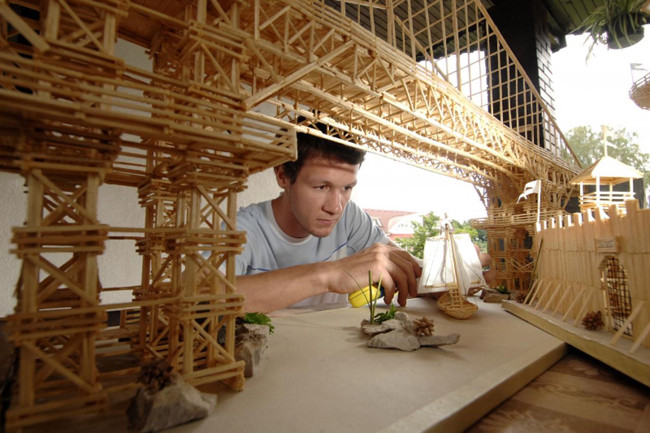 '06.07.10., Podturen- Tomislav Horvat, gradjevinski tehnicar iz Podturena, izradjuje makete od obicnih sibica. Photo: Vjeran Zganec Rogulja/PIXSELL'