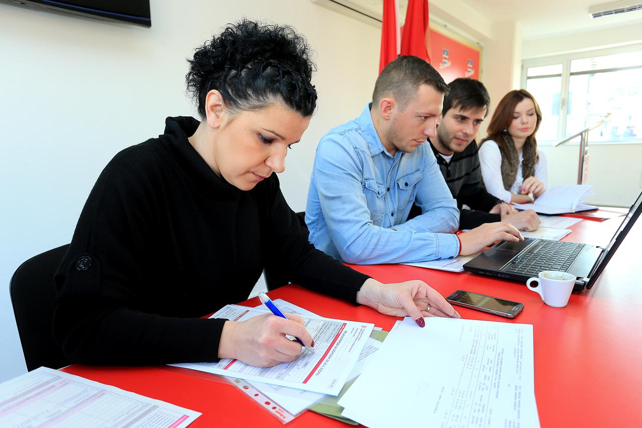 Osijek: Mladi HDSSB-a gra?anima pomogli pri popunjavanju obrazaca za povrat poreza