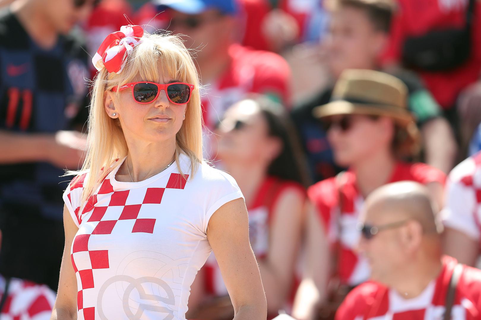 Na tribinama je, kao i uvijek kada igra hrvatska reprezentacija, veliki broj ljepotica koje su odlučili pružiti podršku omiljenim nogometašima. 