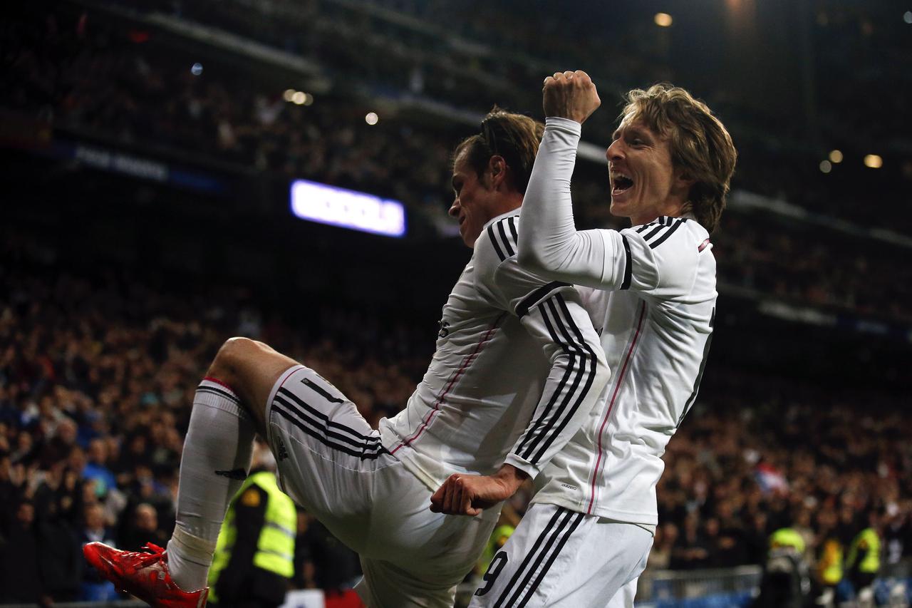 Real Madrid's Gareth Bale (L) celebrates his goal against Levante with teammate Luka Modric during their Spanish First Division soccer match at Santiago Bernabeu stadium in Madrid March 15, 2015. REUTERS/Andrea Comas (SPAIN - Tags: SPORT SOCCER)