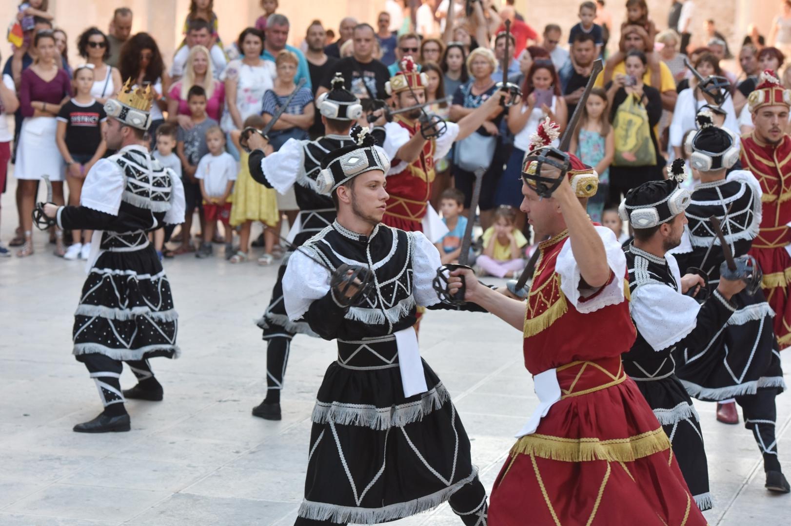U sklopu Srednjevjekovnog sajma u Šibeniku izvedena je i Moreška, viteški bojevni mačevni ples 