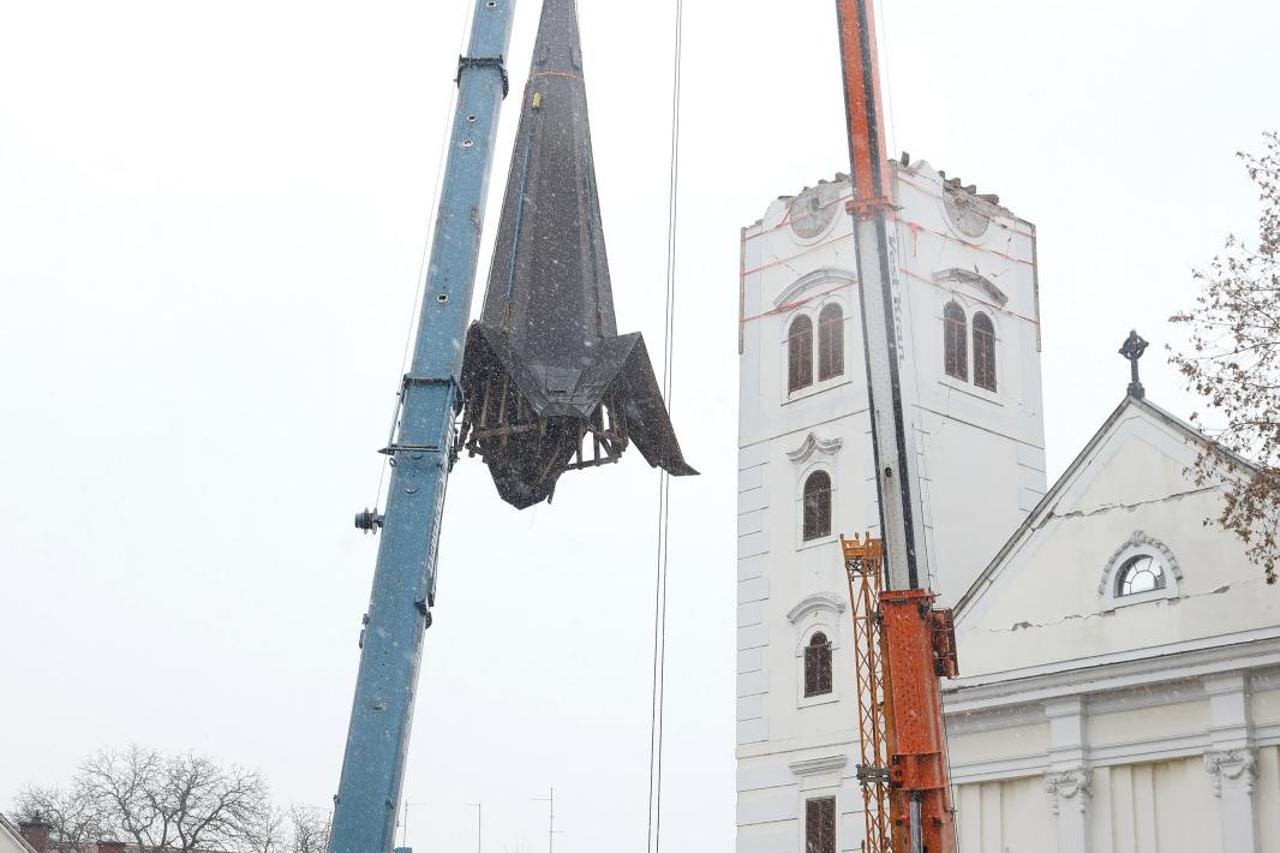Uklonjen je toranj sisačke katedrale stradale u potresu
