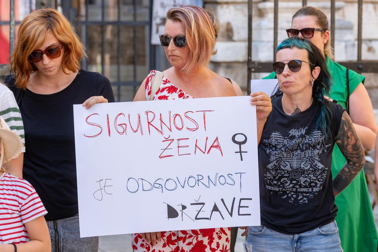Zadar: Na Narodnom trgu okupljeni prosvjedovali protiv nasilja nad ženama