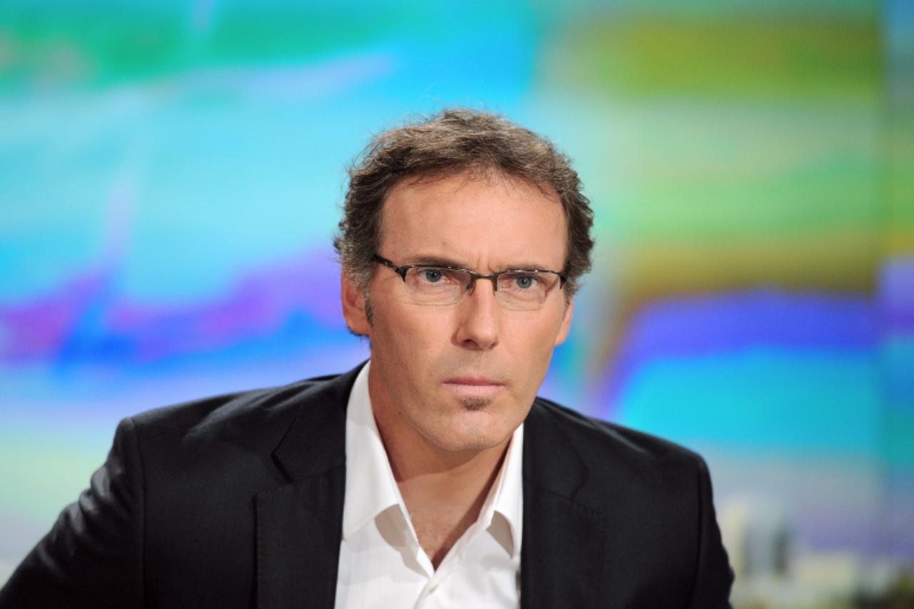 \'French football team\'s head coach Laurent Blanc poses on the set of the TF1 channel in Boulogne-Billancourt, outside Paris on May 13, 2011, prior to take part in the channel\'s TV news. France coac