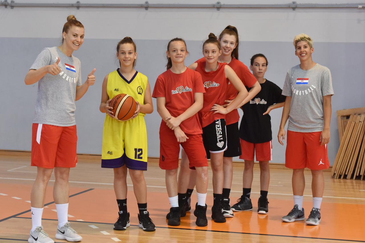 Hrvatske košarkašice s djevojčicama