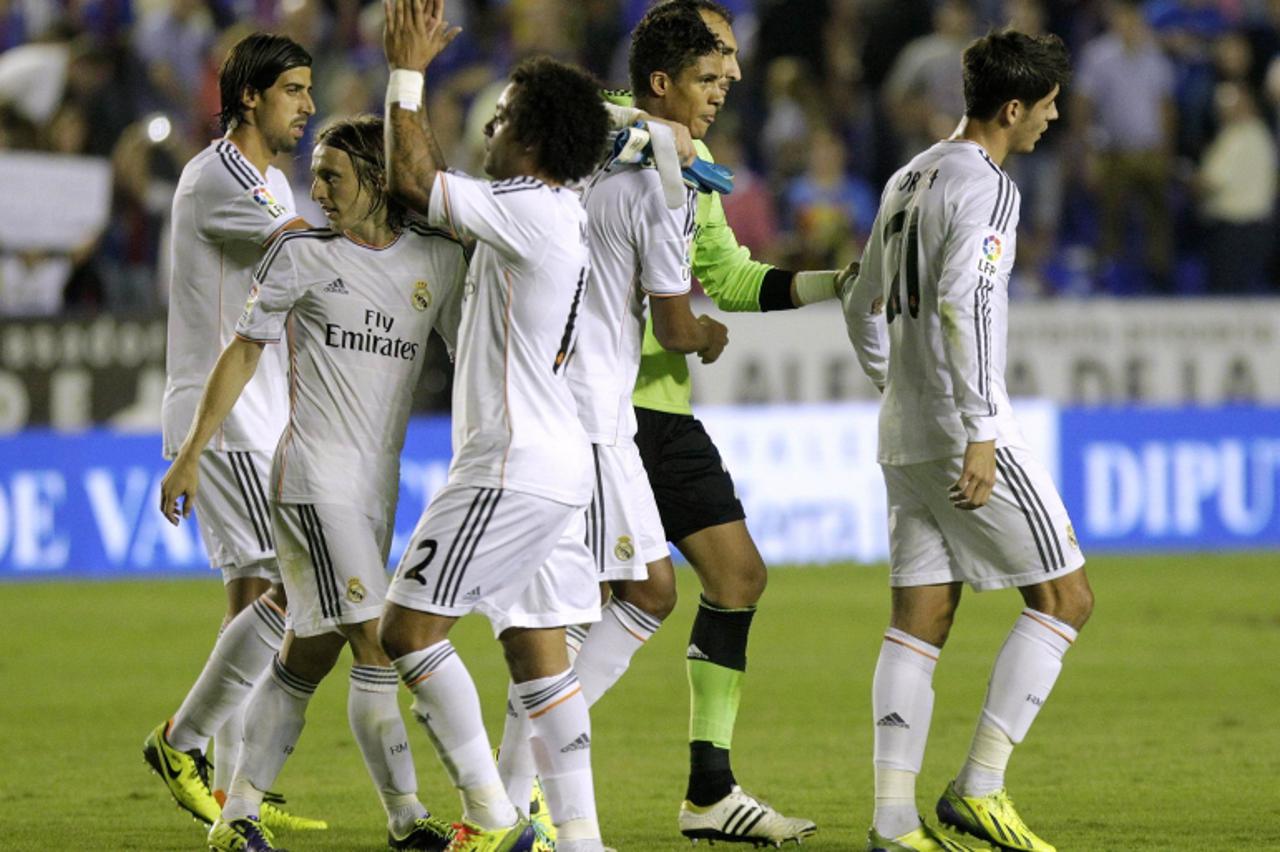'Real Madrid\'s players celebrate their victory over Levante after their Spanish first division soccer match at the Ciudad de Valencia stadium in Valencia October 5, 2013. REUTERS/Heino Kalis (SPAIN -