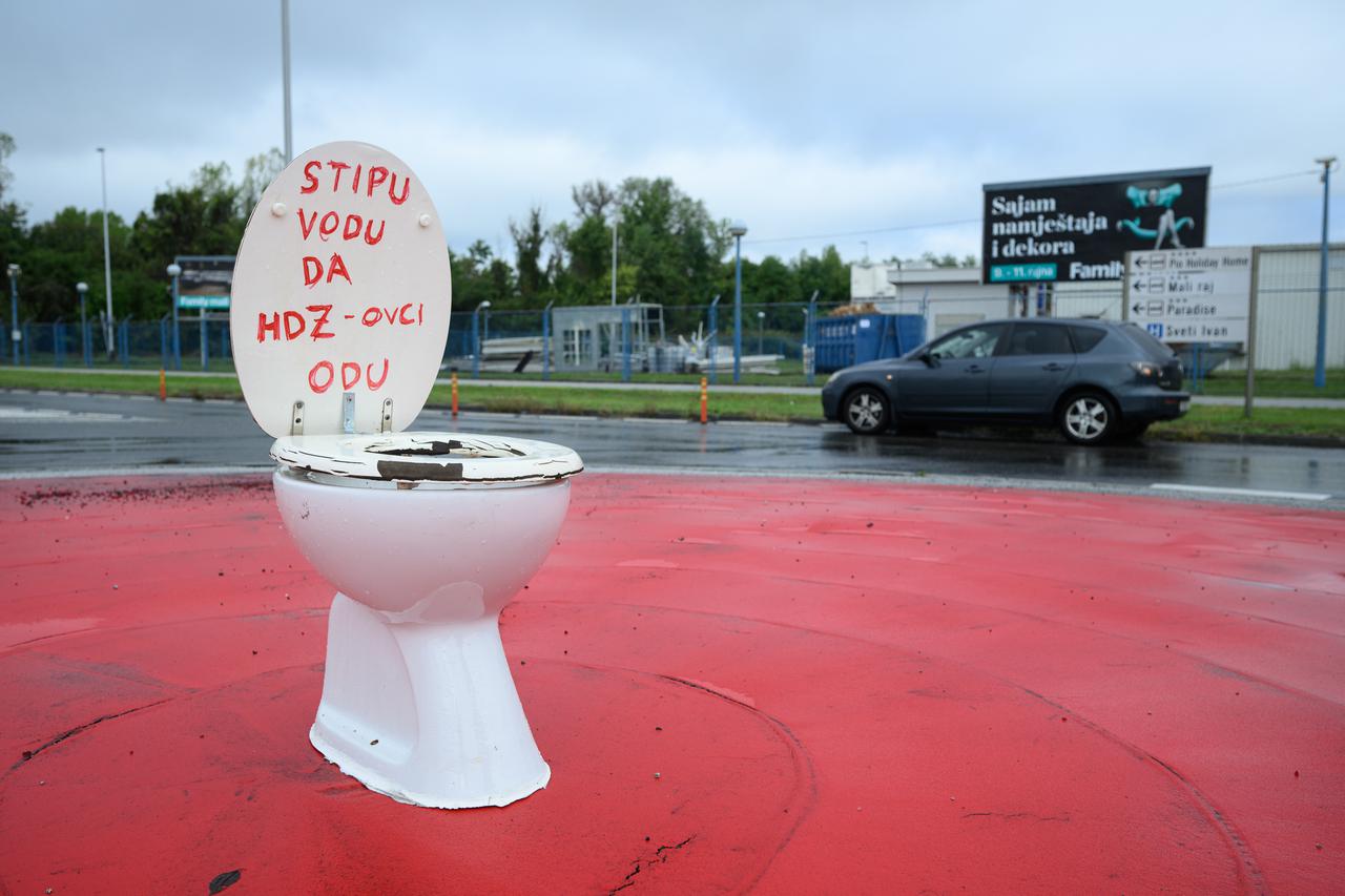 Zagreb: Na kružni tok u Jankomiru postavljena wc školjka s natpisom "Stipu vodu da HDZ-ovci odu"