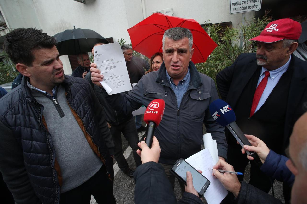 Split: Prosvjed članova inicijative Ne daj se Cetino uoči sjednice Županijske skupštine