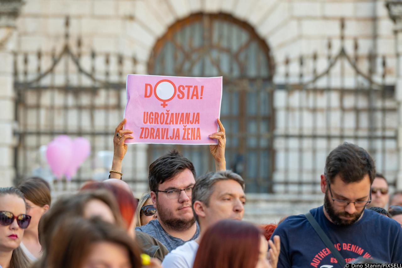 Zadar: Na Narodnom trgu održan je prosvjed pod nazivom "Dosta!" 