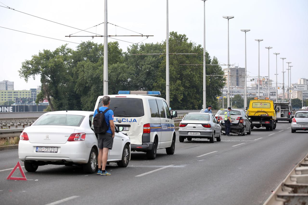 Lančani sudar tri automobila i policijskog kombija na Mostu mladosti