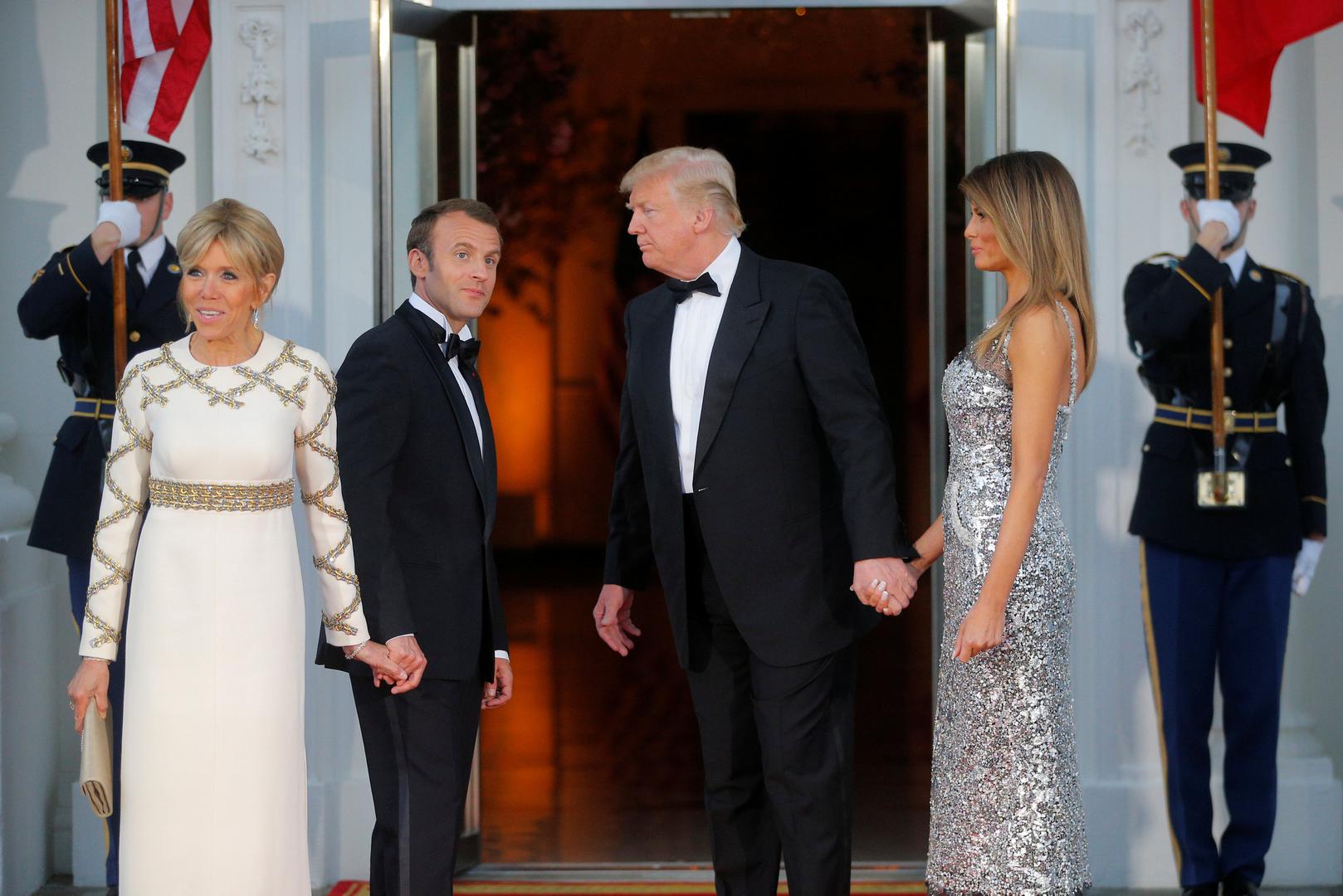 Melania je uz haljinu obukla i srebrne cipele, a Brigitte Macron dugačku je haljinu sparila s cipelama zlatne boje.     