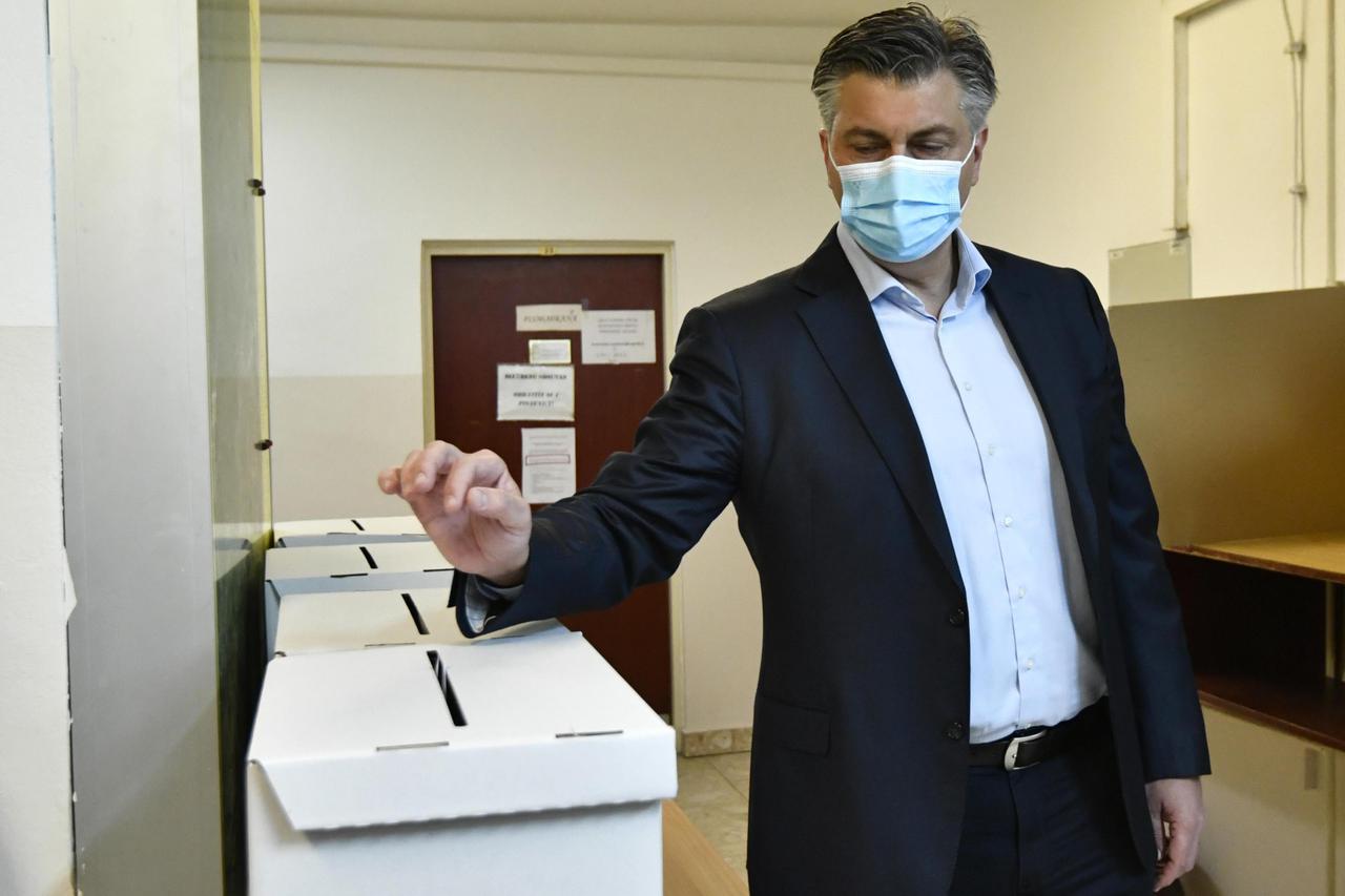Zagreb: Dobro raspoloženi predsjednik Vlade RH Andrej Plenković na biračkom mjestu