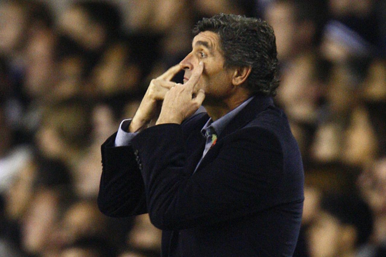'Tottenham Hotspur manager Juande Ramos gestures during their English League Cup fourth round soccer match against Blackpool at White Hart Lane Stadium in London October 31, 2007. REUTERS/Eddie Keogh 