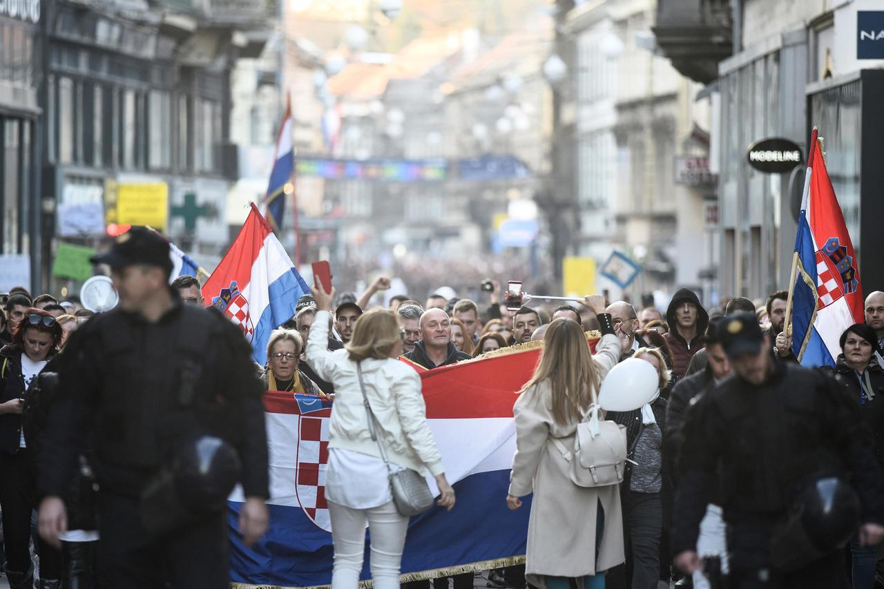 Kolona prosvjednika protiv COVID potvrda s Trga Francuske Republike kreću prema glavnom Trgu