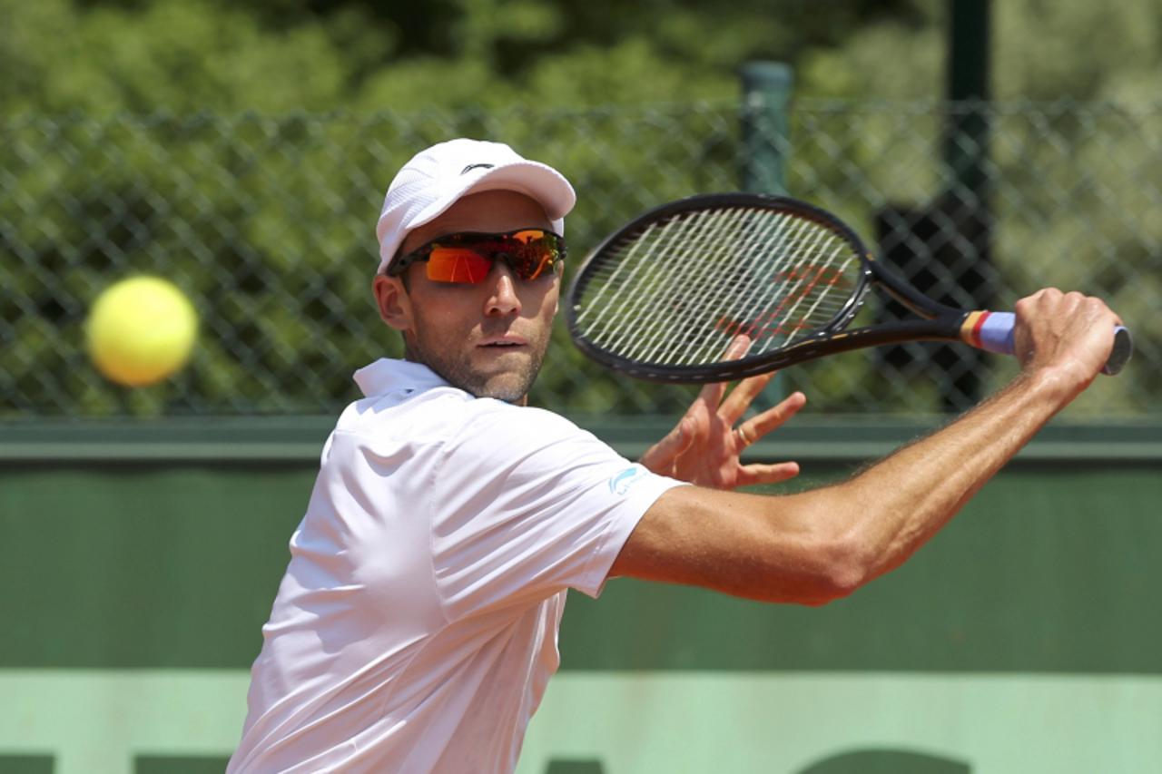 'Ivo Karlovic of Croatia returns the ball to Eduardo Schwank of Argentina during the French Open tennis tournament at the Roland Garros stadium in Paris May 29, 2012.             REUTERS/Francois Leno