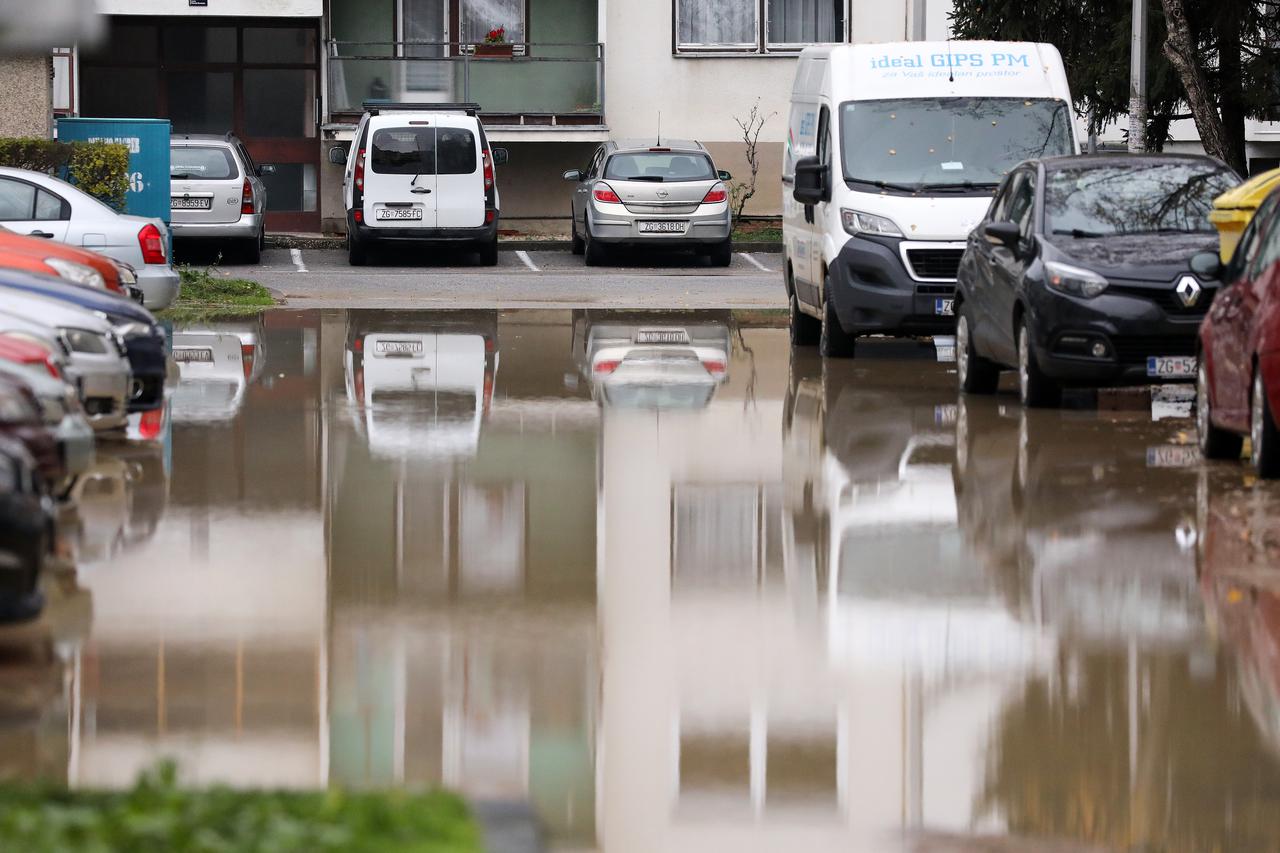 Stanovnike zagrebačkih Gajnica dočekala je poplava. Voda je potpuno prekrila dio Čileanske ulice