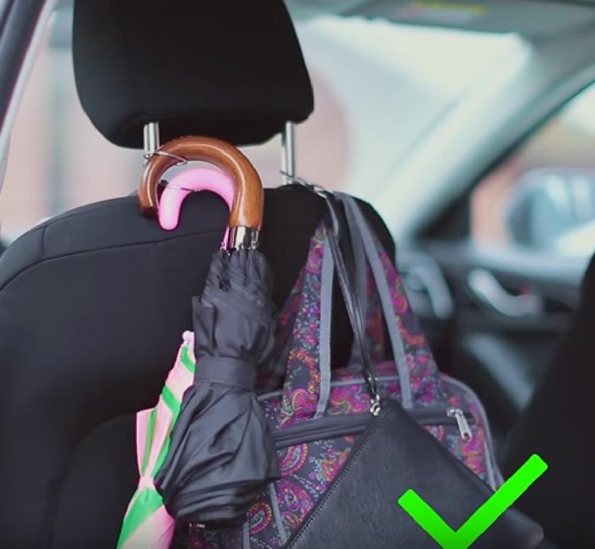 Ako ne volite da su vam stvari razbacane po automobilu, jednostavno  možete od komada žice improvizirati "kuku" koja će poslužiti kao vješalica na naslonu sjedala za torbe, kišobrane. 