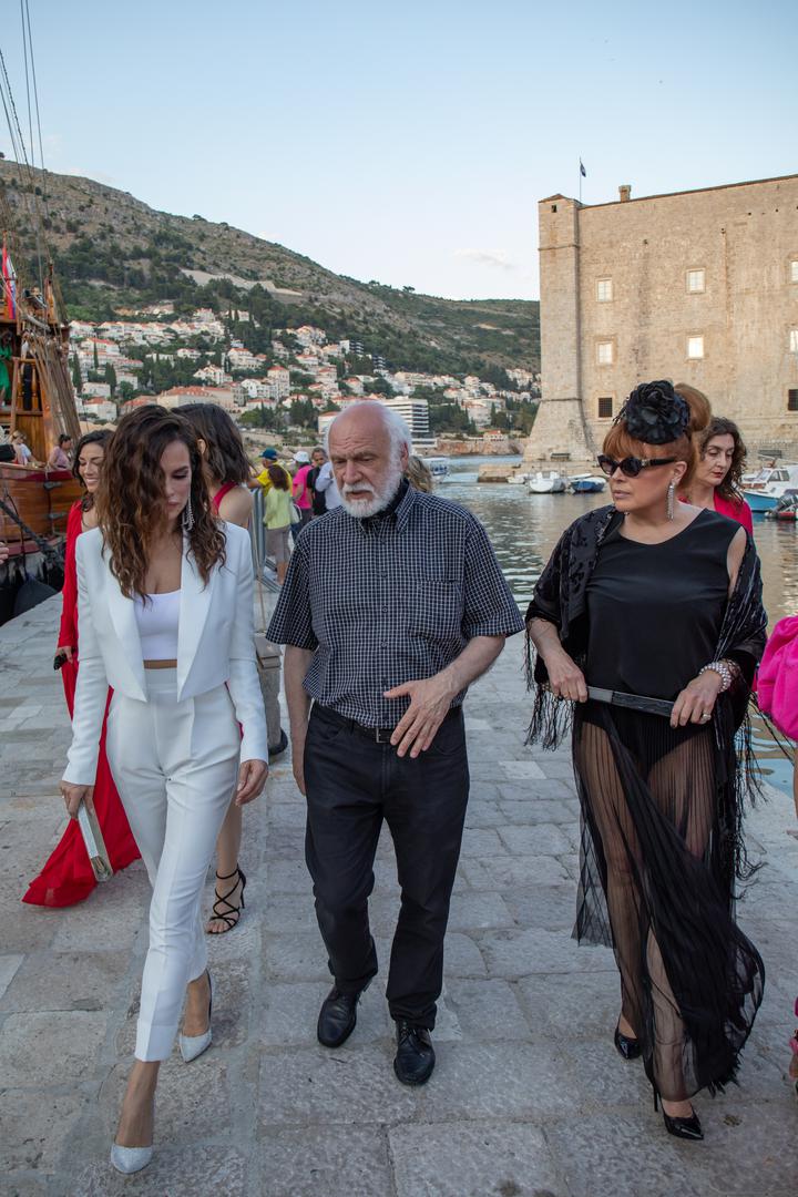 U Dubrovniku su se okupile poznate osobe na otvaranju izložbe 'One su ovdje'.