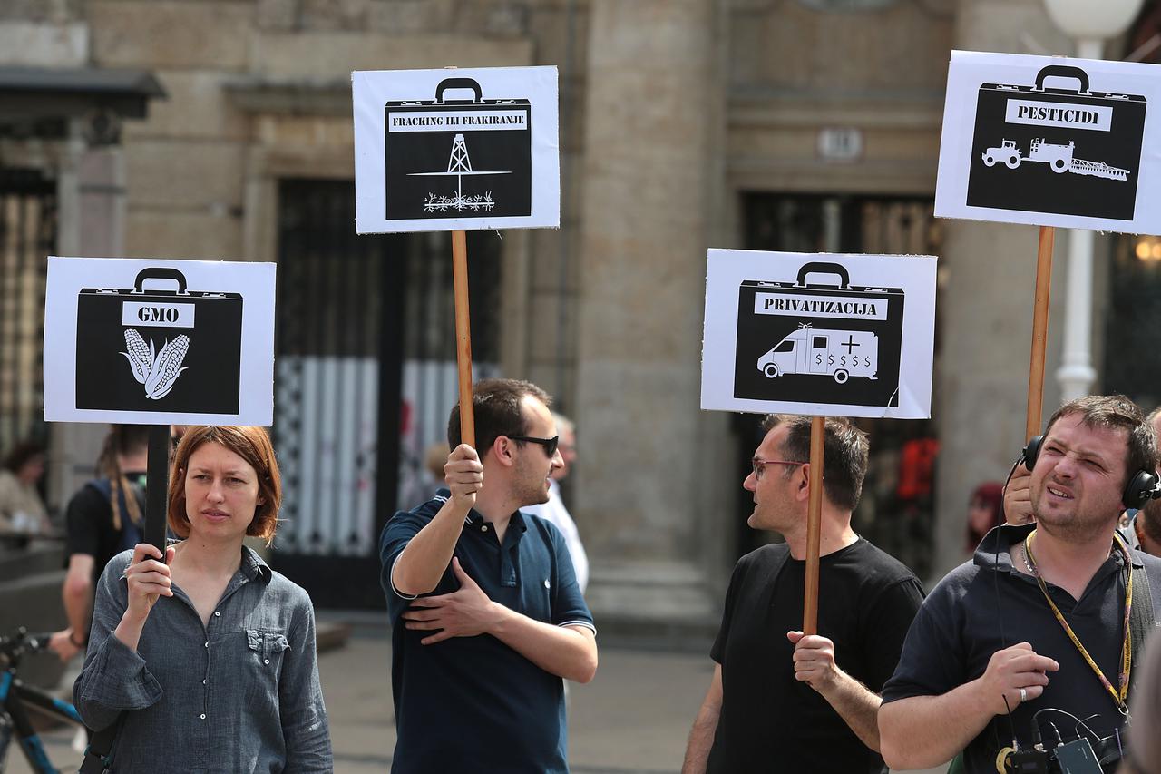 06.05.2015., Zagreb - Zelena akcija danas je na Trgu bana Jelacica u Zagrebu organizirala prosvjednu akciju protiv Transatlantskog trgovinskog i investicijskog sporazuma (TTIP). Kako bi simbolizirali stetnost tog sporazuma, Zelena akcija je u suradnji s e