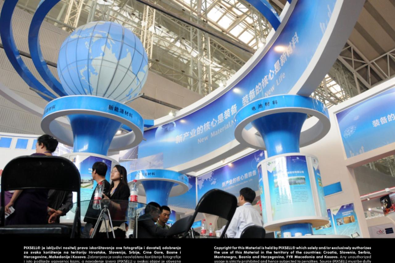 '(120906) -- HARBIN, Sept. 6, 2012 () -- People visit the 2012 China Advanced Materials Industry Exposition (CIAMIE) in Harbin, capital of northeast China's Heilongjiang Province, Sept. 6, 2012. The 