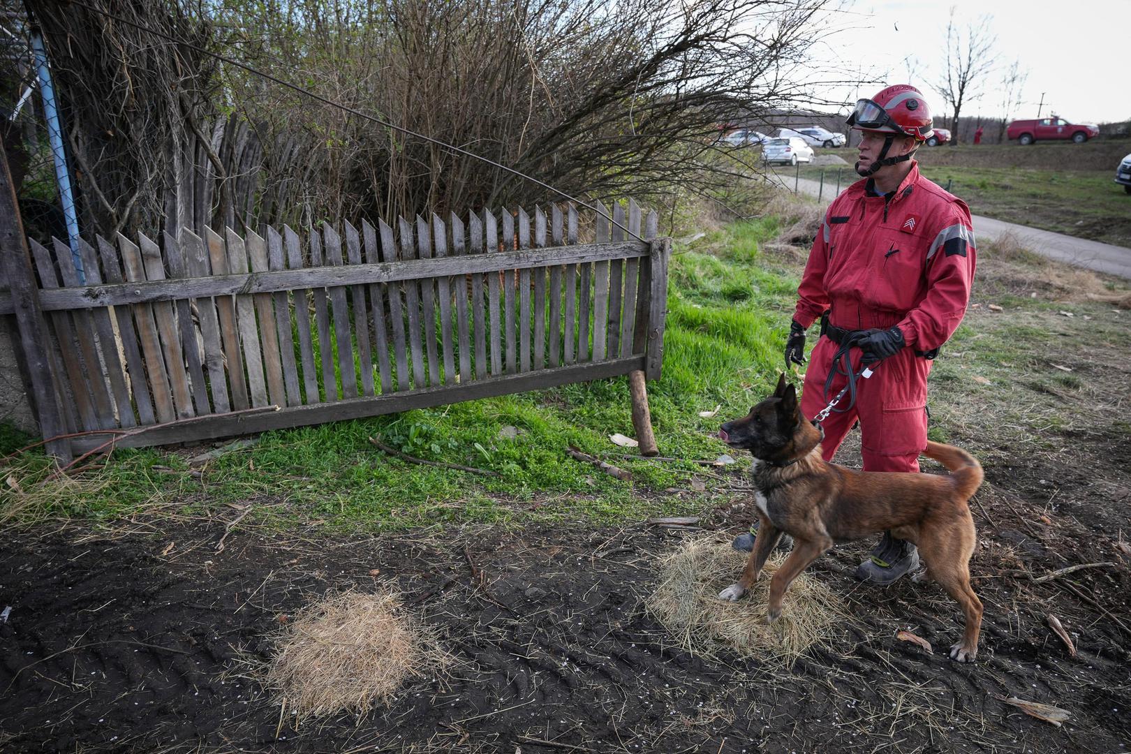 Ekipe se, kako se dodaje, sastoje od 18 vatrogasaca-spasilaca s pet terenskih vozila i spasilačkim psom.