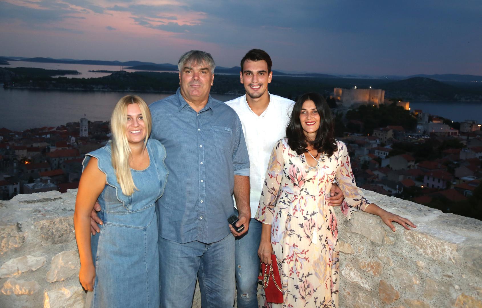 U gradu sa četiri tvrđave, na jednoj od njih (Barone), održana je pretpremijera dokumentarnog filma o šibenskoj košarkaškoj obitelji Šarić. 

