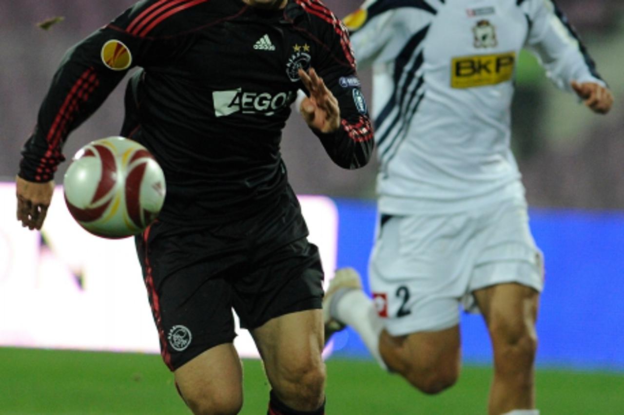 'Marko Pantelic of AFC Ajax (L) controls  the ball in front of Eder Bonfim of FC Timisoara  during their UEFA Europa League group A football match in Timisoara on December 2, 2009.   AFP PHOTO / ANDRE