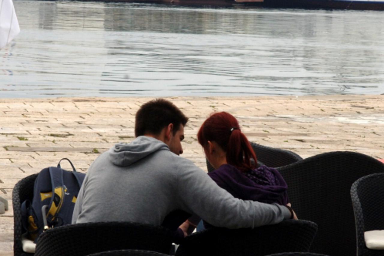 '12.05.2010. Rijeka, Zaljubljeni mladi par na terasi Karoline uziva u pogledu na luku i brodove. Photo: Goran Kovacic/PIXSELL'