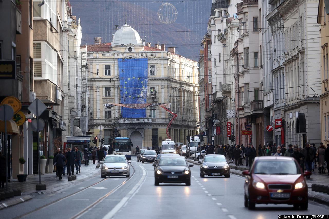 Sarajevo: Povodom dobijanja kandidatskog statusa u Titovoj ulici postavljana velika zastava EU