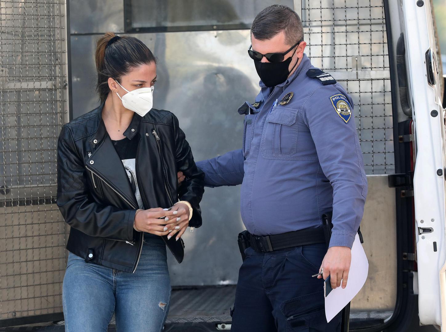 Stigla je 16. listopada avionskim letom iz Sao Paula preko Istanbula na teritorij Republike Hrvatske, a kod nje je, prilikom carinskog nadzora, pronađeno pet paketa kokaina. 