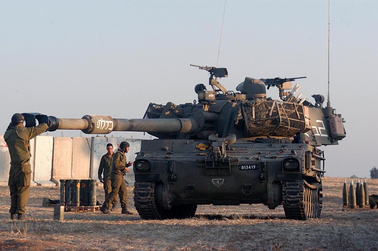 Israeli artillery M109 howitzer unit