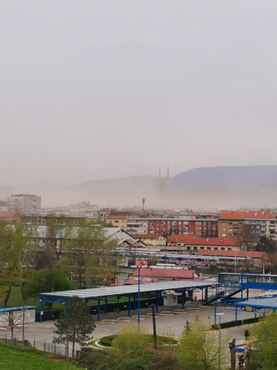 Slavica Šajatović s terase u Držićevoj fotografirala je oblak prašine iznad Zagreba nakon potresa