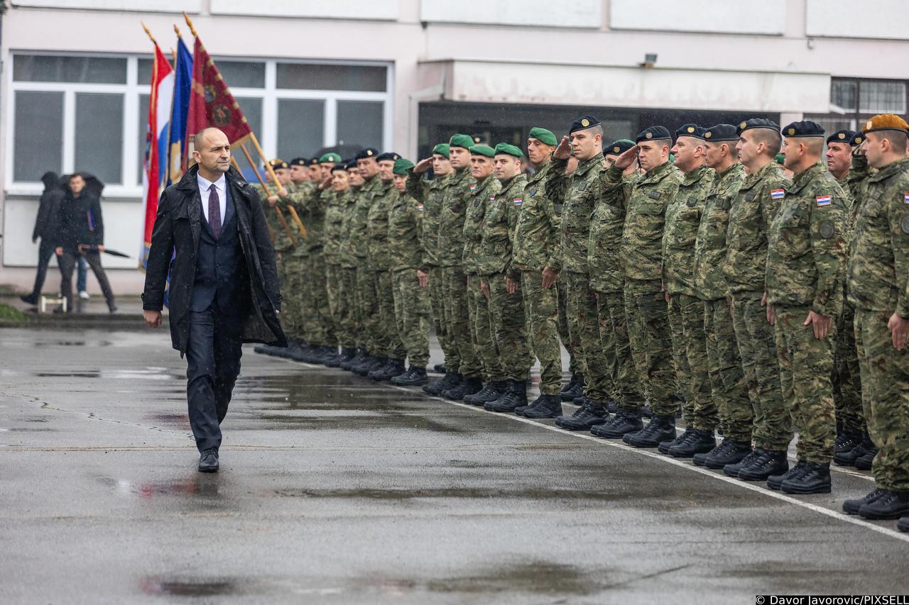 Đakovo: Ministar obrane Ivan Anušić na ispraćaju 40. HRVCON-a u operaciju KFOR na Kosovo
