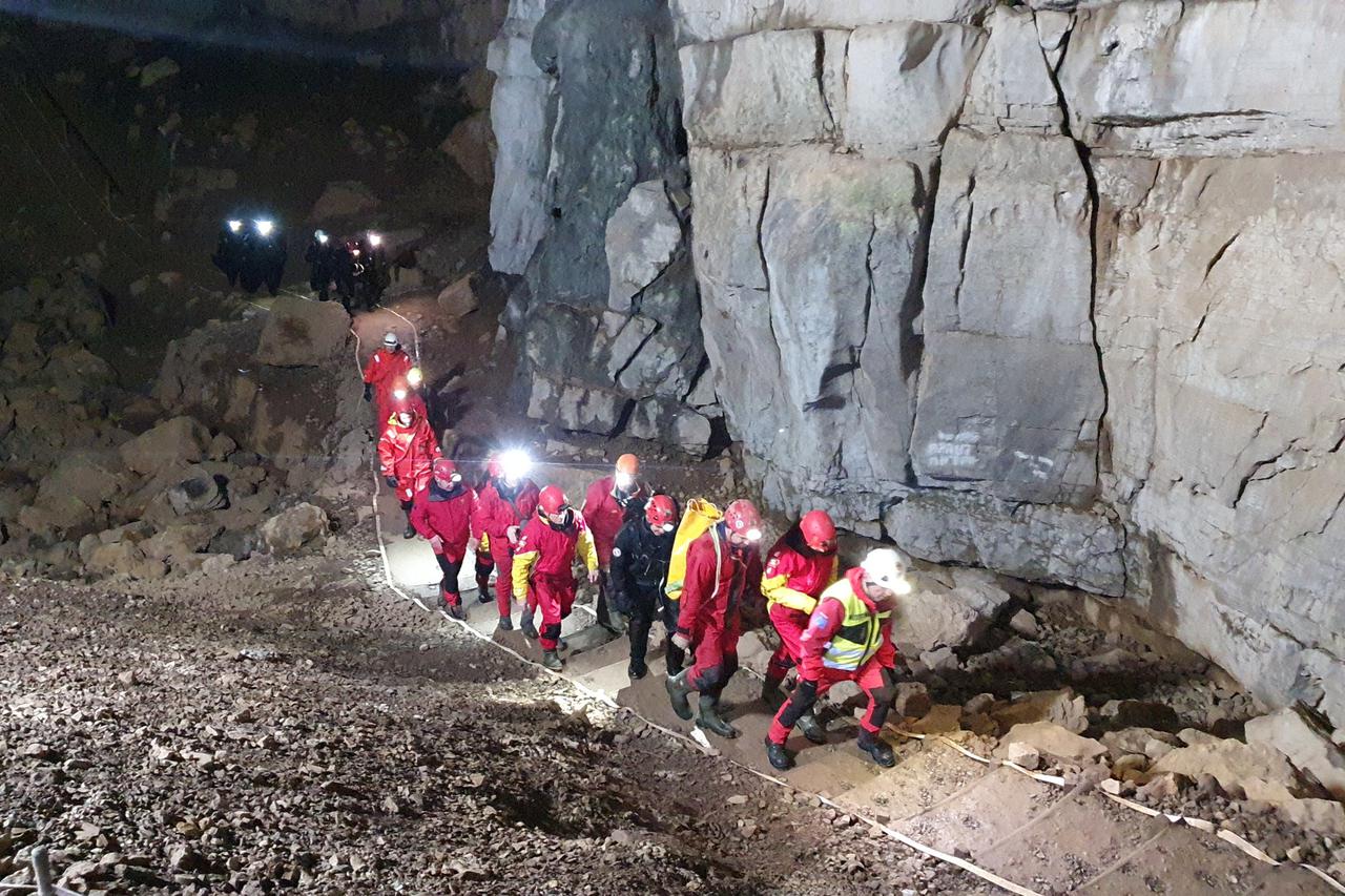 Petero ljudi zarobljeno je u Križnoj jami u Sloveniji