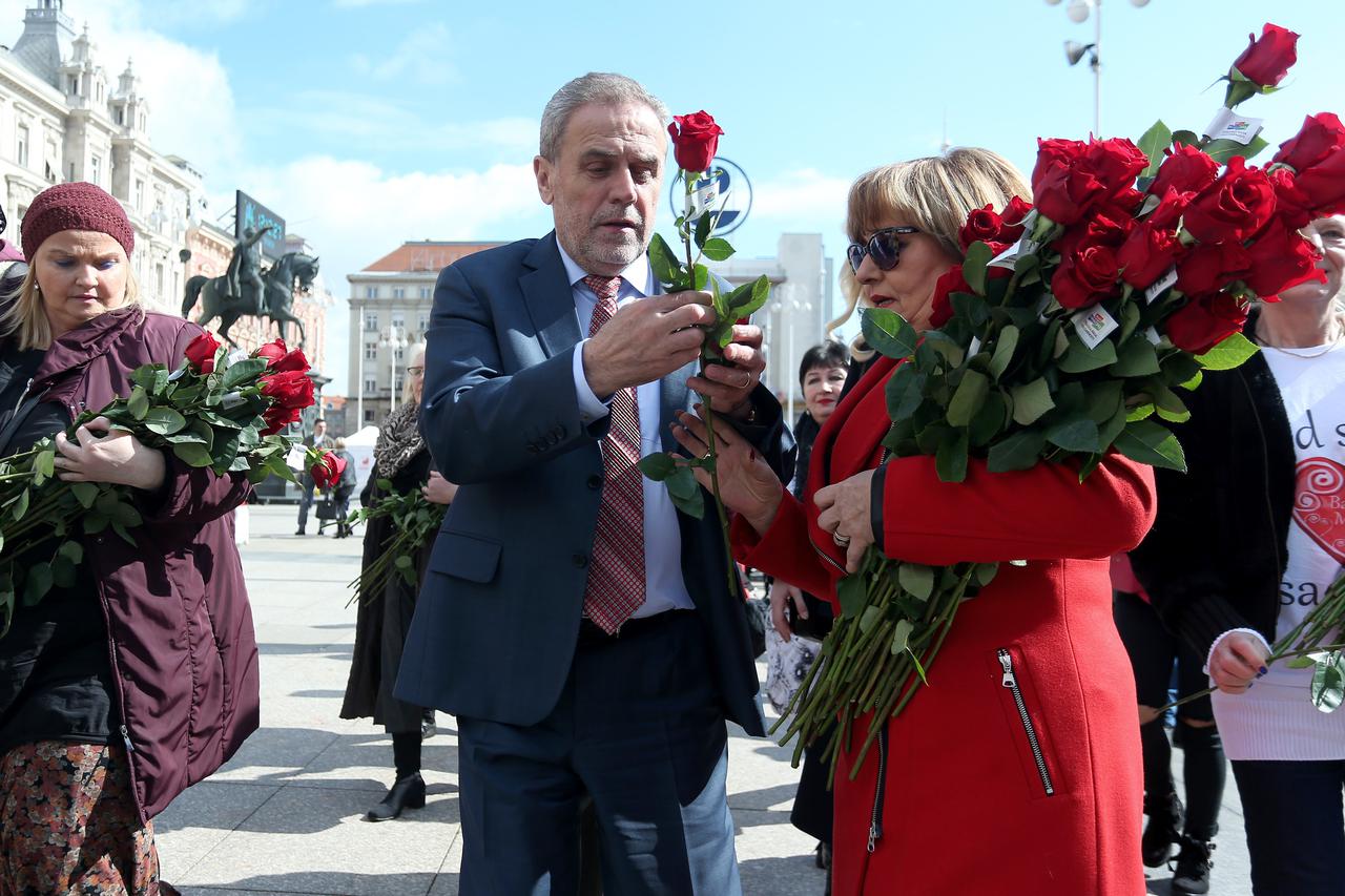 Bandić dijelio ruže povodom Dana žena