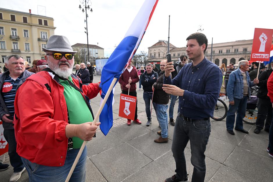 Zagreb: Ivan Pernar na okupljanju sudionika prosvjednog skupa 'Dosta je!'