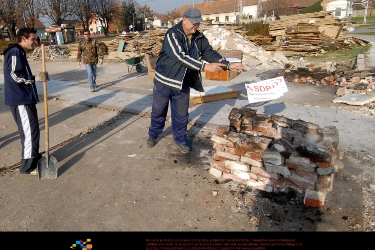 '14.11.2011., Bjelovar - Odzvonilo politickim strankama u Bjelovaru koje su se pretvorile u prah i pepeo, barem kada je rijec o trosnim i starim barakama u kojima su se nalazile prostorije politickih 