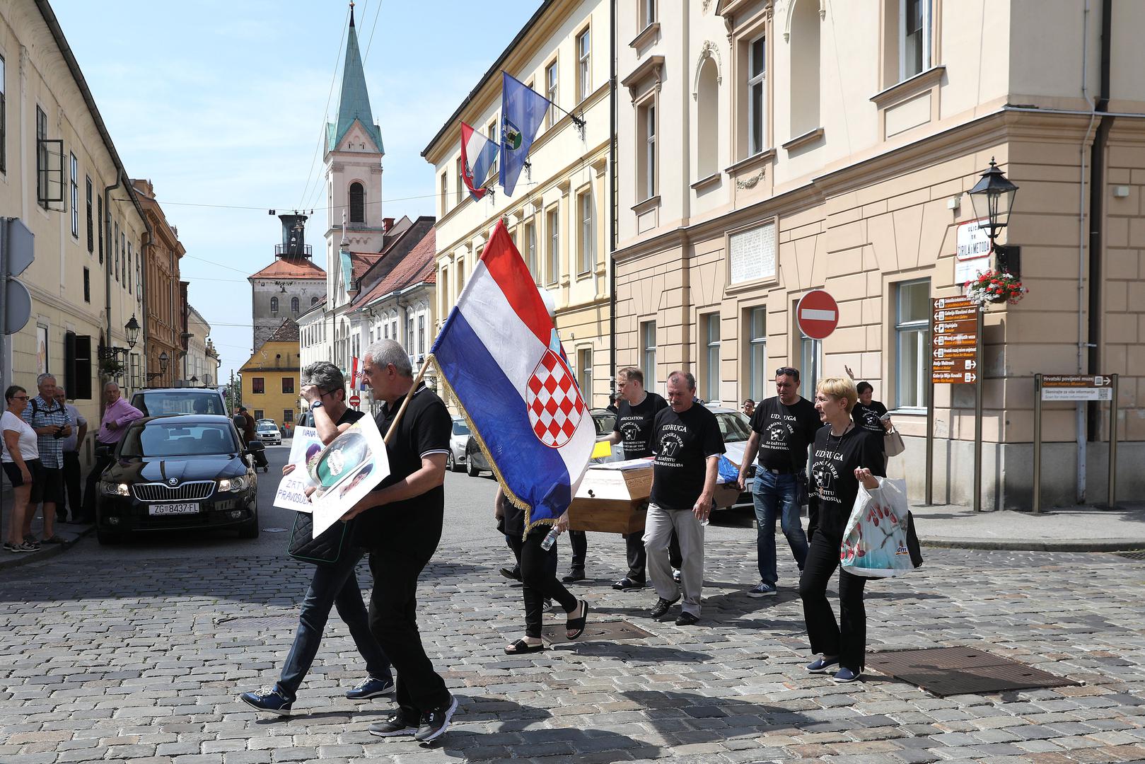Članovi udruge prošli su Markovim trgom noseći lijes i hrvatsku zastavu