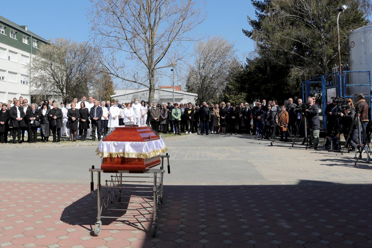 Ispraćaj Vesne Bosanac započeo okupljanjem ispred Nacionalne memorijalne bolnice Vukovar