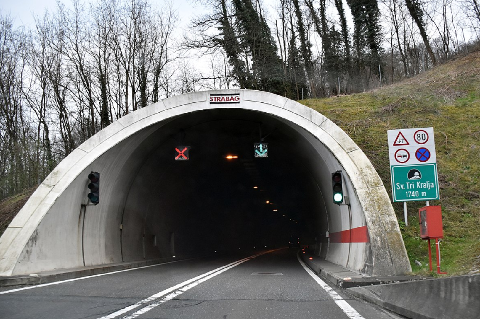 8. Tunel Sveta tri kralja, 1.740 metara: Tunel Sveta tri kralja ključni je dio autoceste Zagreb-Macelj, koja je sastavni dio ulaska Hrvatske u schengenski prostor i vitalna poveznica europskog prometnog koridora X. Njegova izgradnja osigurava visoku razinu sigurnosti i operativne učinkovitosti.