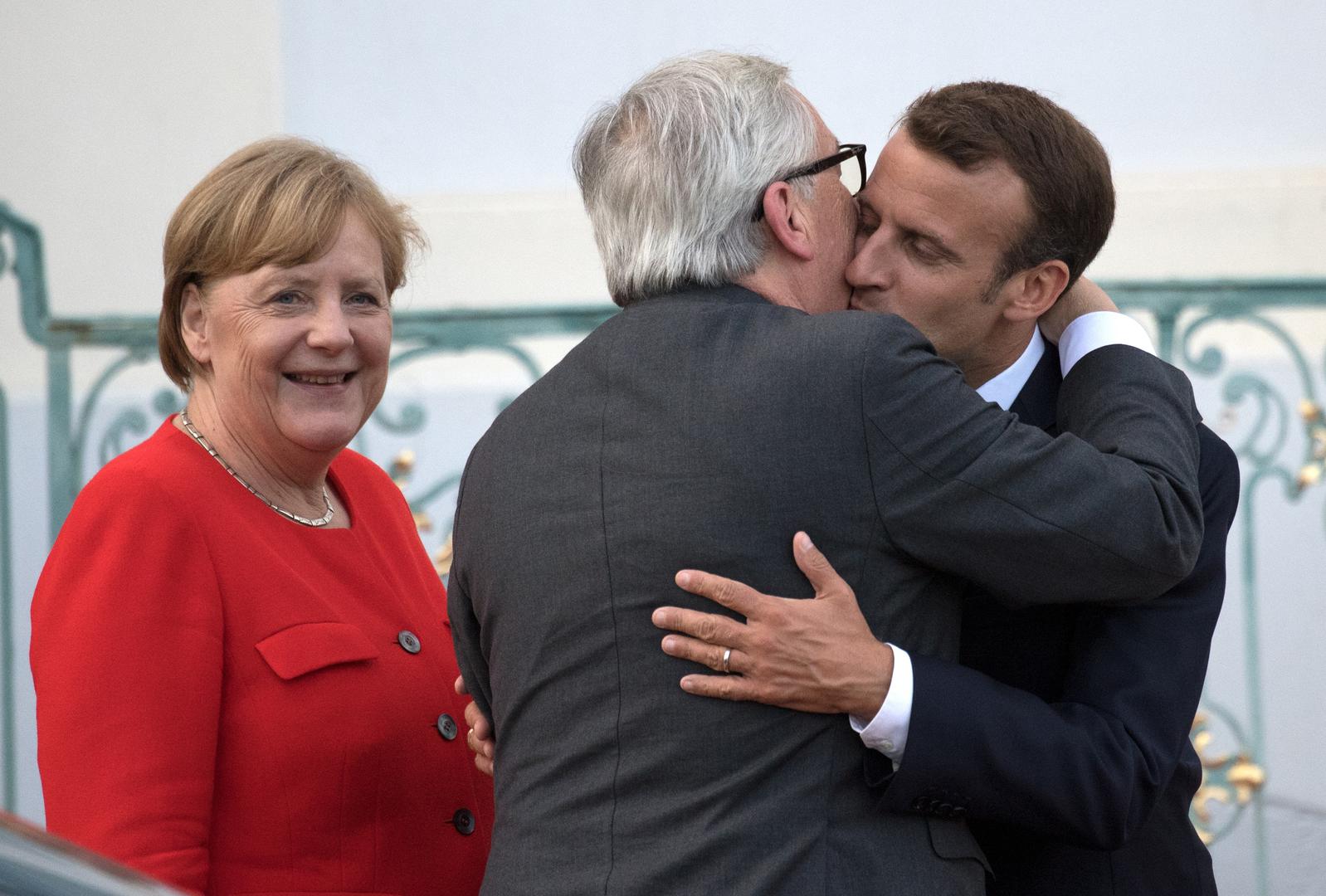 Kada francuski predsjednik Macron govorio o potrebi stvaranja europske vojske, nesuđeni zapovjednik te sile, Juncker, opet je teturao na tiskovnoj konferenciji, a svijet je obišla vijest da je, uz to, i obukao cipele različite boje