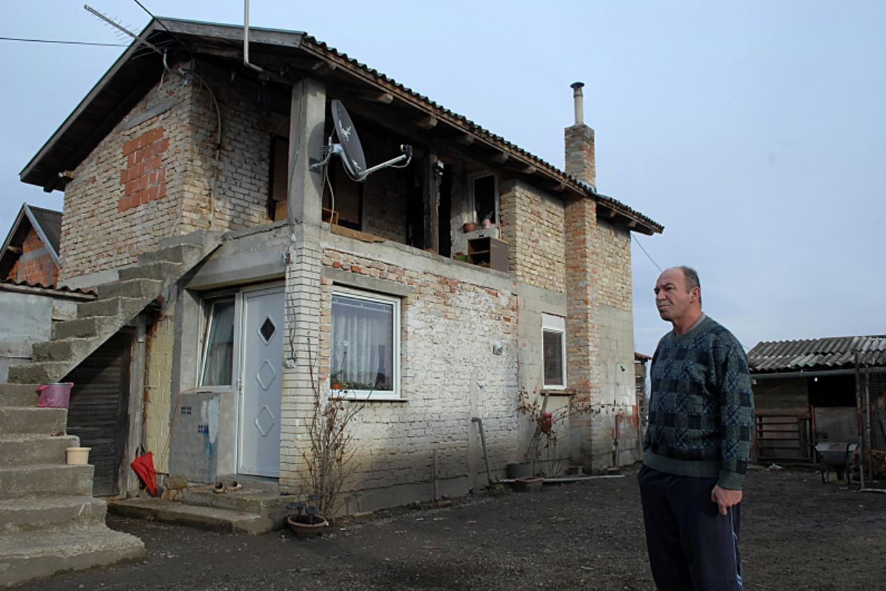 '11.02.2013., Sisak - Tesko bolesni Dragan Vojnovic zivi sa suprugom i cetvero djece u kuci bez struje. Supruga je jedina zaposlena, no njena placa opterecena je ovrhama zbog dugova, pa obitelj tesko 