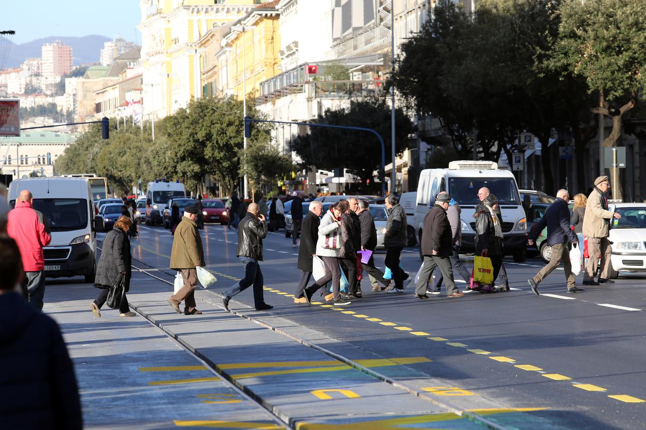 Rijeka: Pješaci nepropisno prelaze najširu prometnicu kako bi skratili put do tržnice