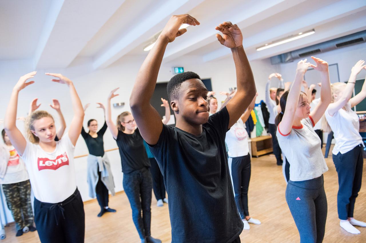 Hamburg: Djeca migranata uče balet
