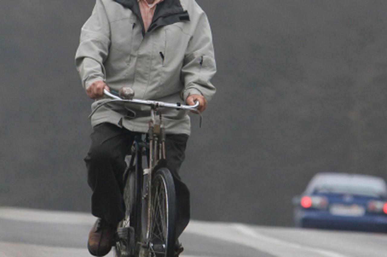 '19.11.2012., Vojnic - Branko Brdar dobio kaznu za voznju biciklom bez svijetla koju ne moze platiti te mu prijeti kazna zatvora. Photo: Kristina Stedul Fabac/PIXSELL'