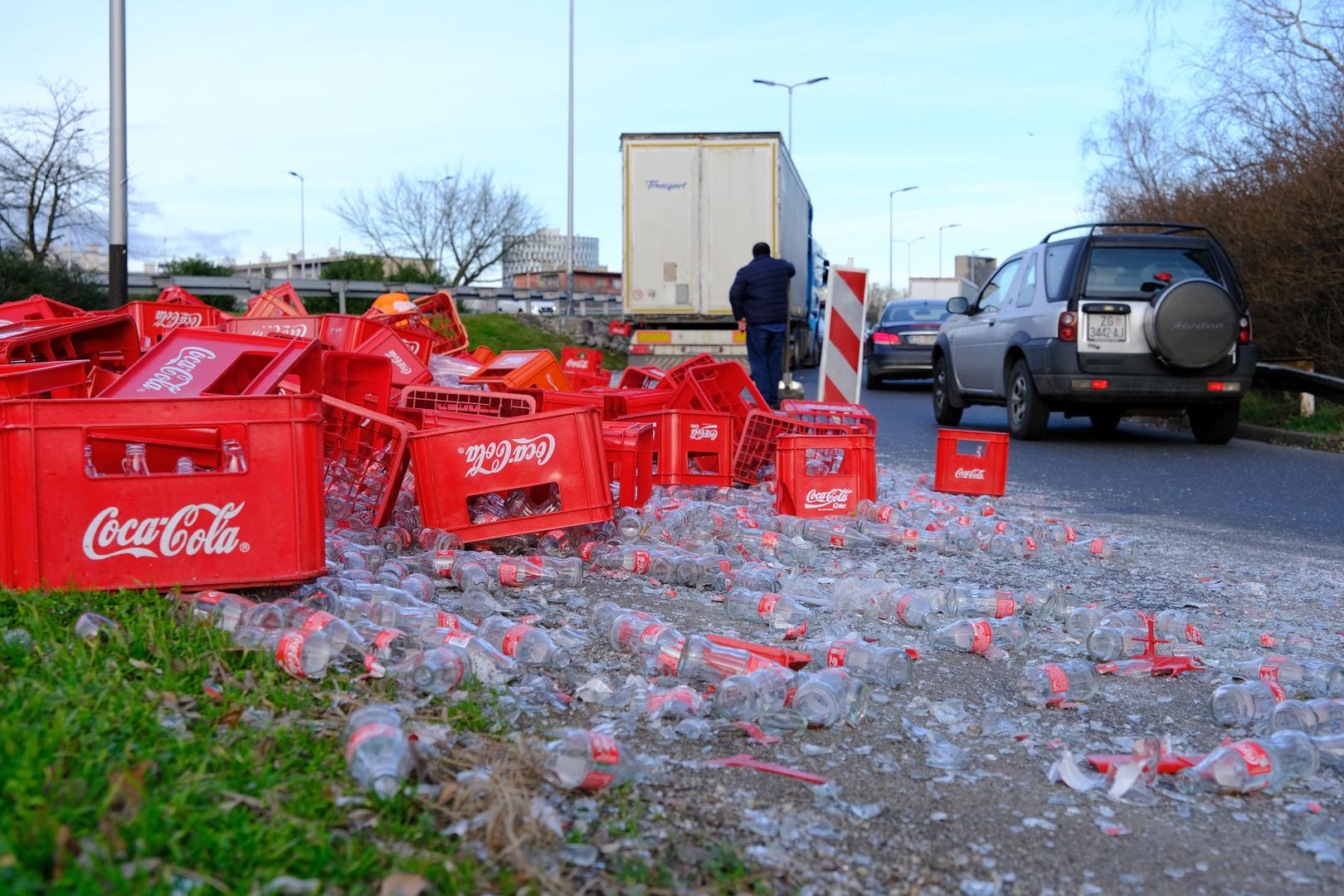 Nesvakidašnji prizor zabilježen je danas na križanju Držićeve i Slavonske u Zagrebu. Iz kamiona su izletjele gajbe s gaziranim pićem Coca-Cola te su se stotine staklenih bočica razletjele po cesti.