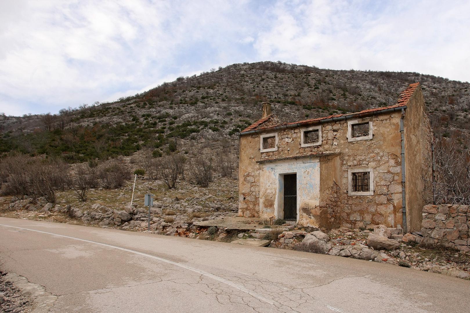 Brojni strani turisti ovoga su ljeta posjećivali njegovu rodnu kuću na Velebitu, odnosno ono što nje ostalo